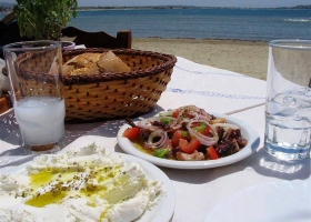 Μεζέδες δίπλα στη θάλασσα